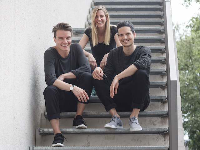 Gruppenfoto der Flunder auf einer Treppe sitzend