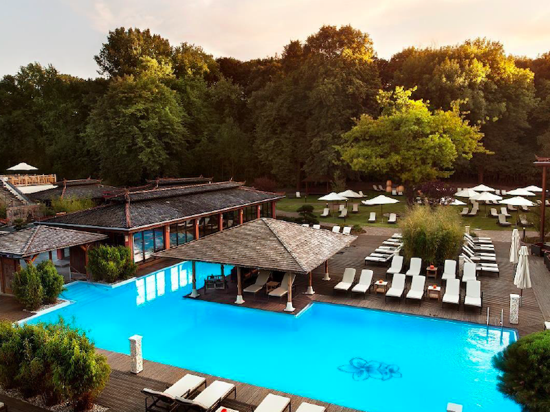 Blick von oben auf das gesamte Gelände des Vabali Spa Berlin